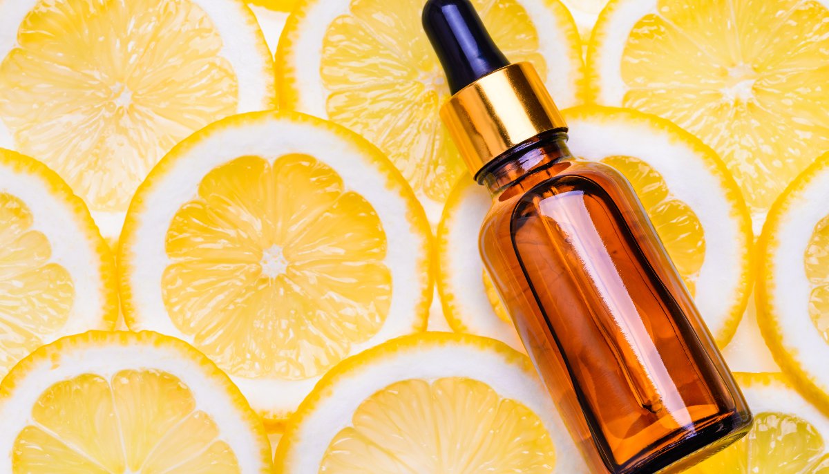 Bottle of vitamin C against a backdrop of lemon slices